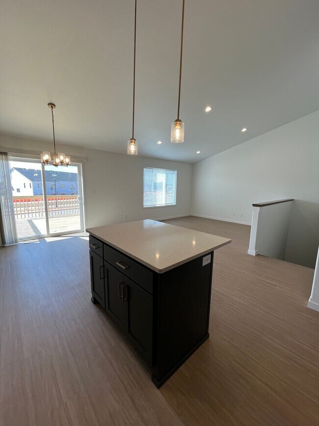 Building Photo - 3 Bed 3 Bath TownHome