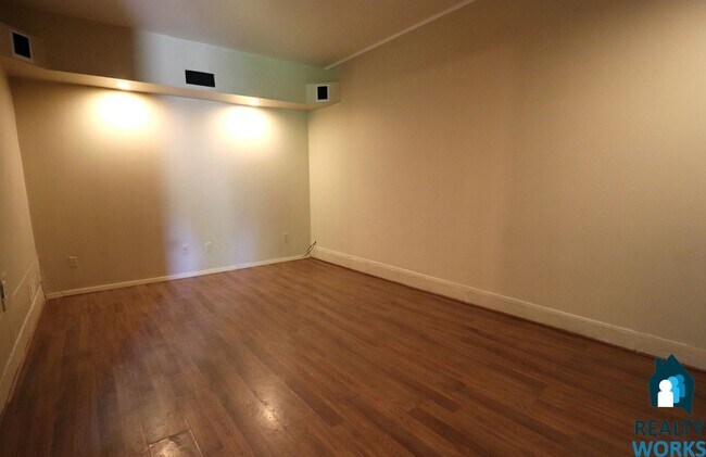 Building Photo - 3 Bedroom home in Wedgewood area