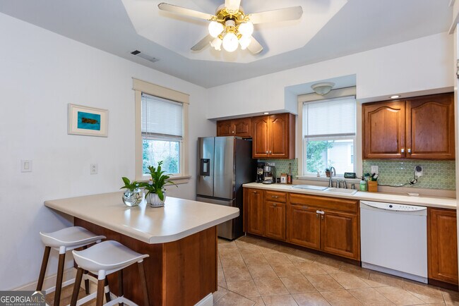 Building Photo - 1698 Temple Ave