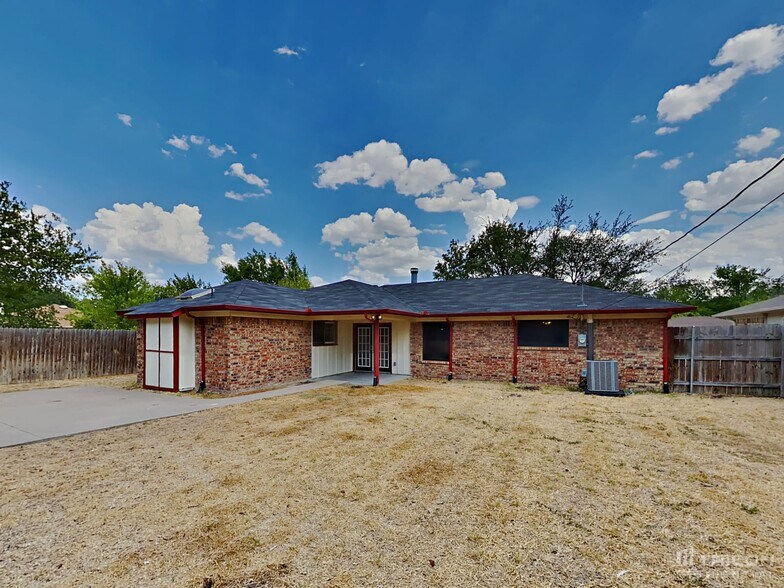 Building Photo - 820 Vaughn Dr