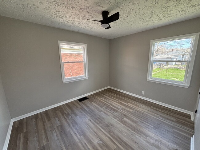 Building Photo - Spacious home in Gary!