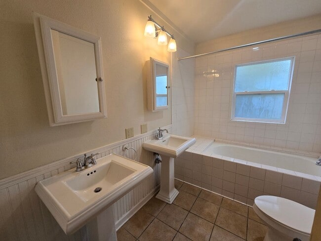 Building Photo - Large Beautiful South Hill Home! Available...