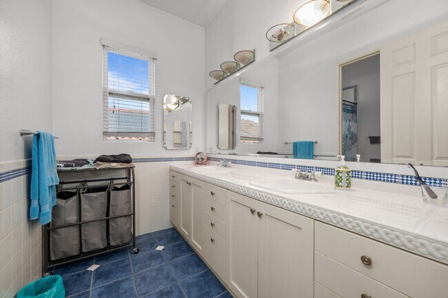 Building Photo - Expansive estate style home - 5 minute drive to SDSU!