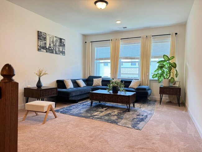 Building Photo - Spacious Luxury 3 Bedroom Townhome for Rent - Great Amenities