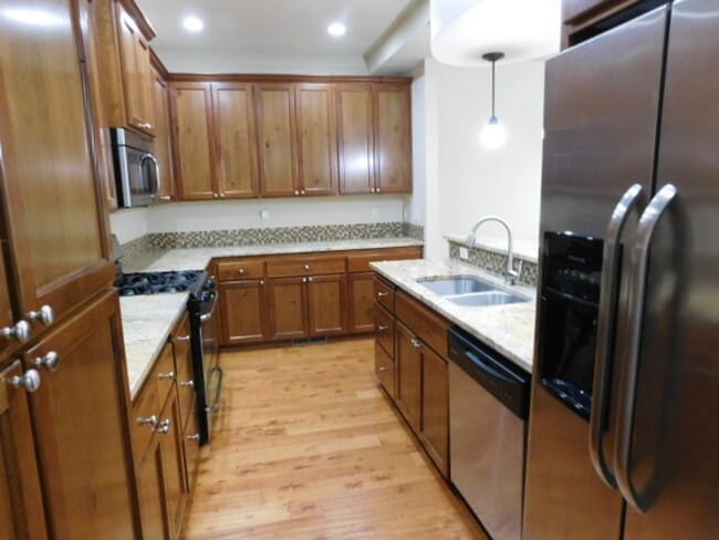Building Photo - 3Bd/2.5Ba Two Story Townhouse - Available ...