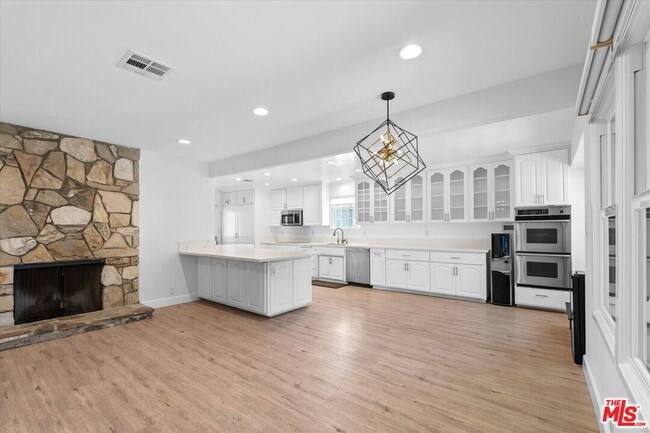 Building Photo - 2809 S Canfield Ave