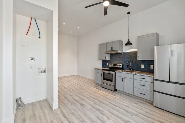 Building Photo - 903 W 7th St