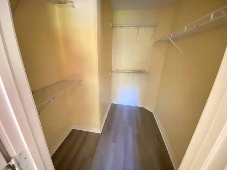 Building Photo - Room in Duplex on Lundy Dr