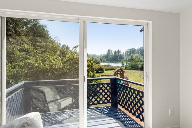 Building Photo - Peaceful Lakefront Living in Kirkland