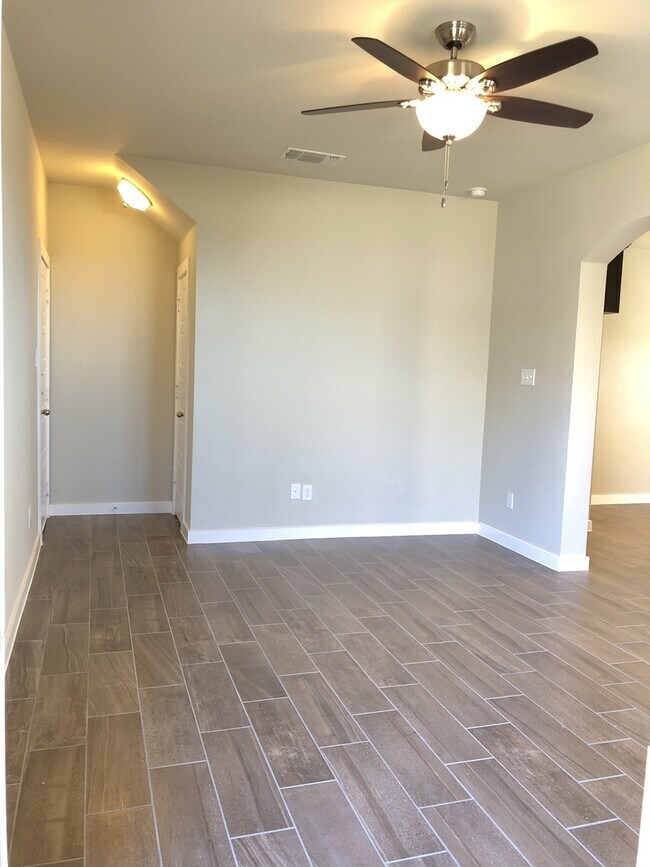 Building Photo - 1044 Sierra Vista Ct