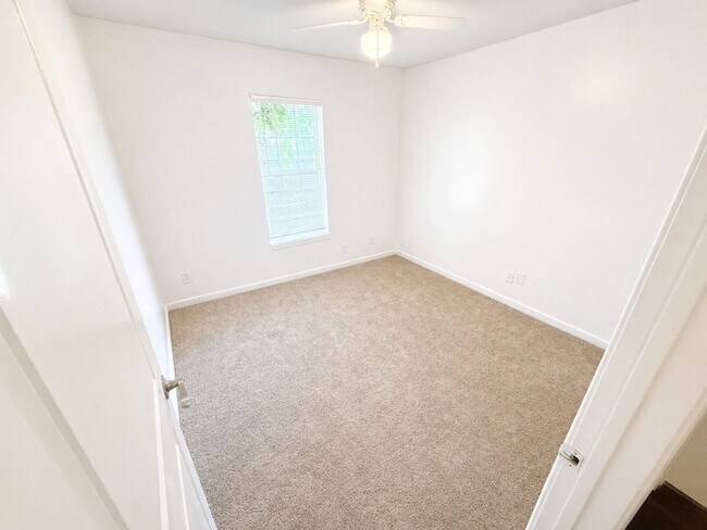 Building Photo - 5103 Willow Glen Dr