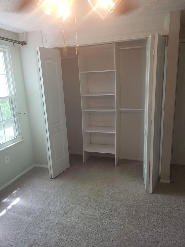 Building Photo - 916 Chatsworth Dr