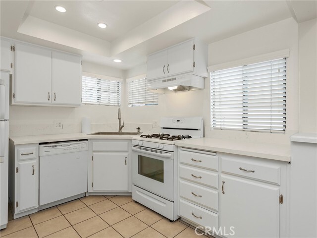 Building Photo - 927 N Screenland Dr