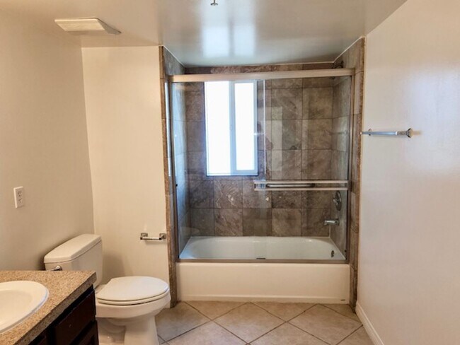 Building Photo - Spacious 3 bedroom condo in Van Nuys