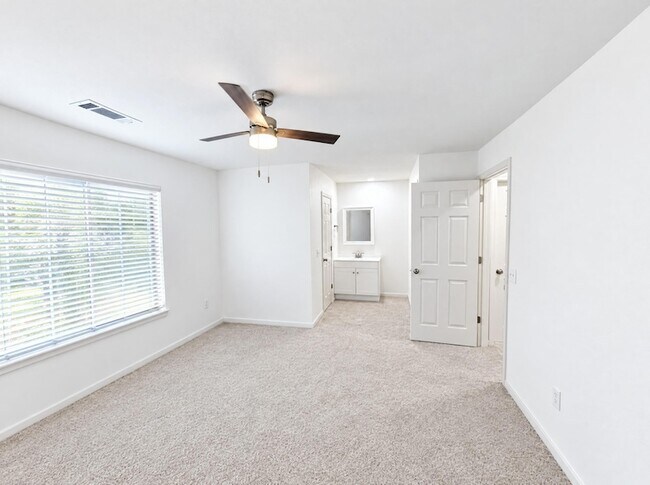 Building Photo - 5769 Dewsbury Ln