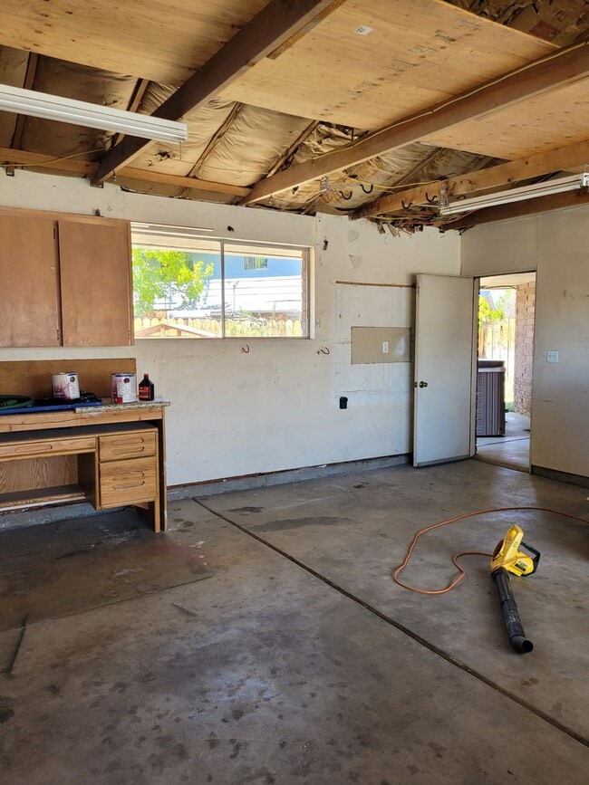 Building Photo - Pet Friendly Carson Home