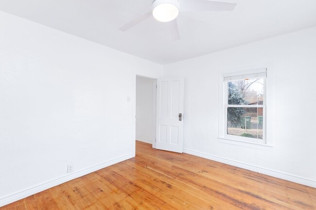 Building Photo - Adorable home on over-sized lot!