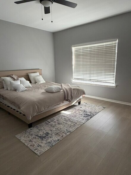 Bedroom 2 - 1 King Bed - 7284 Regency Square Ct