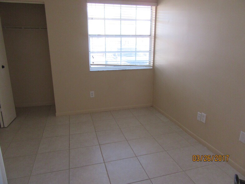 Building Photo - 2651 SE 19th Ct