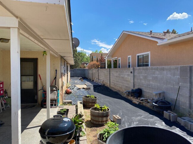 Building Photo - Coming Soon! Cozy 3 bedroom 2 bathroom Hom...