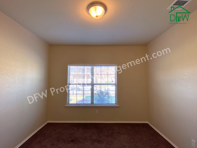 Building Photo - Stunning 4 Bedroom 2 Bathroom 2-Car Garage...