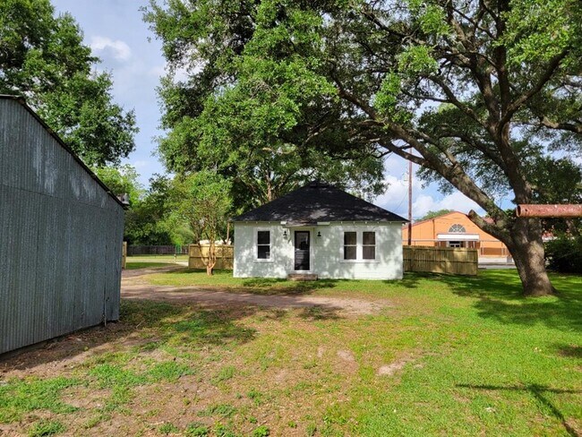 Building Photo - 1403 Avenue C