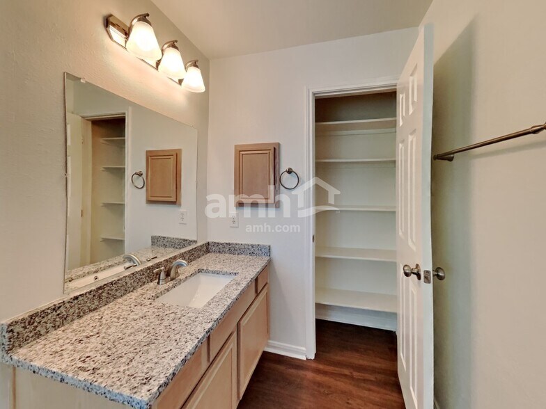 Building Photo - 31442 Camden Village Dr