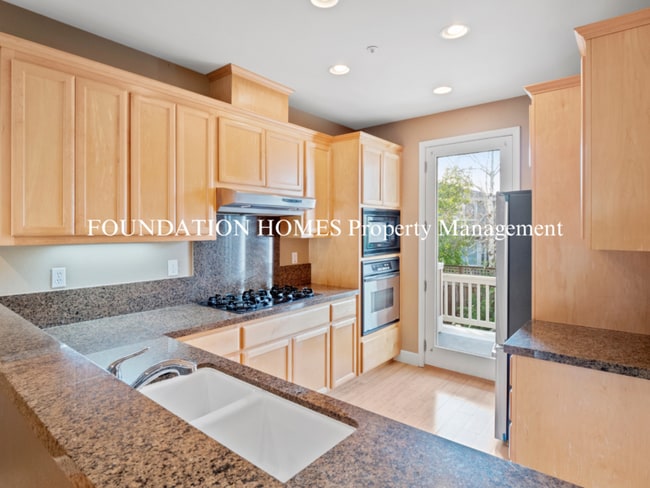 Building Photo - 33 Ranch Dr