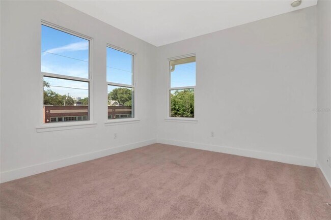 Building Photo - 402 E Oak Ave