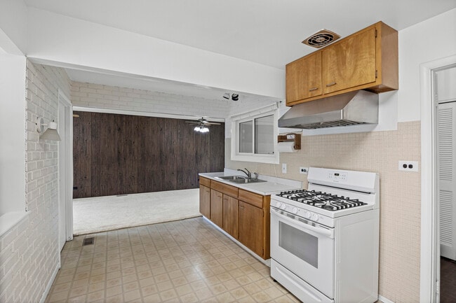 Building Photo - 21W256 Briarcliff Rd