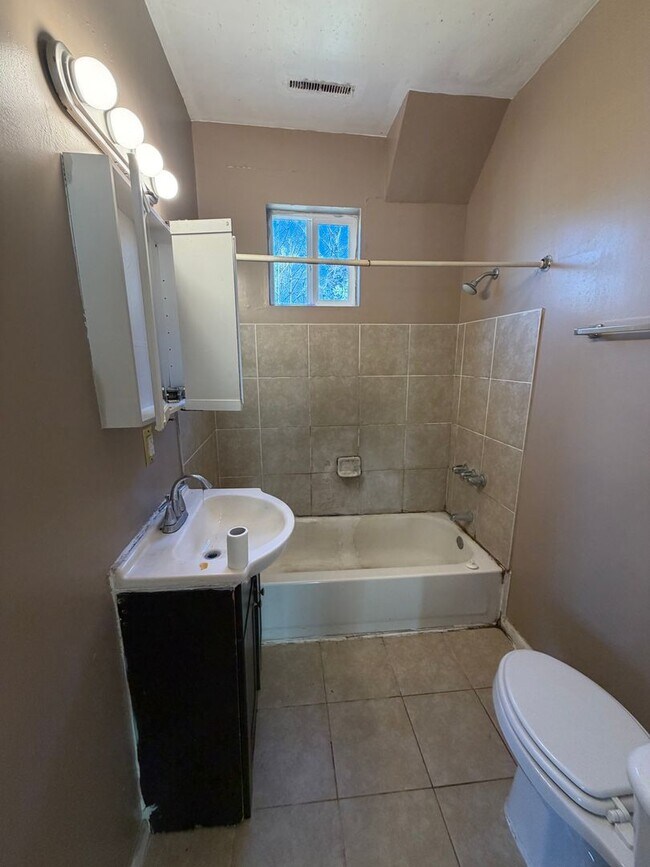 Building Photo - Charming 4bdrm/1.5bth Home Located in Richmond's North Highland Park w/Balcony!!