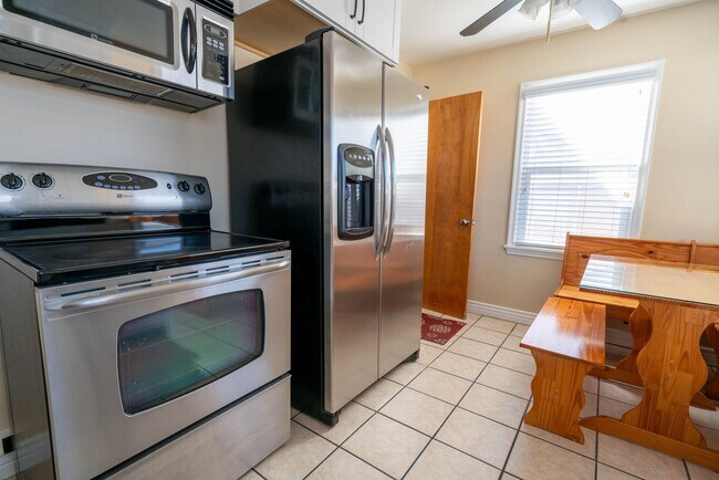 Building Photo - 3 Bed 1.5 Bath Updated Home with Private Fenced Backyard and Mountain Views