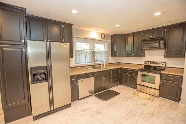 Building Photo - 710 Earl Lee Dr