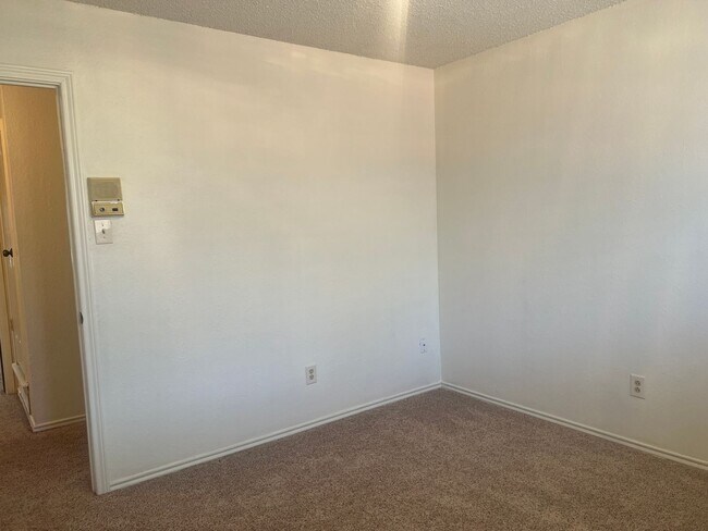 Building Photo - 3 bed 2 bath 2 car garage