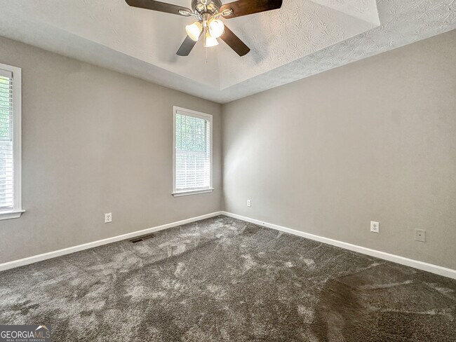 Building Photo - 335 Paradise Dr
