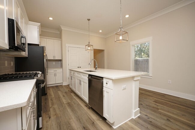 Building Photo - Four Bedroom Home