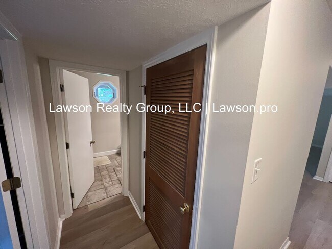 Building Photo - Beautiful Cave Spring Split Level with Bac...