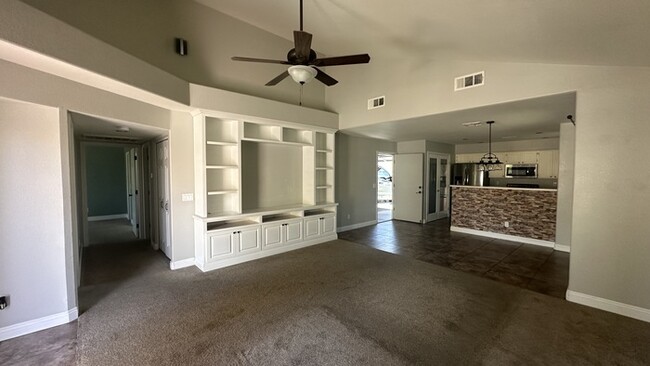 Building Photo - 8847 N 47th Ln