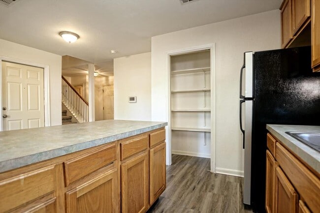 Building Photo - 101 S Mockingbird Cir