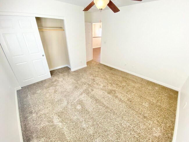 Building Photo - Inviting home with relaxing backyard spa in desirable Henderson location