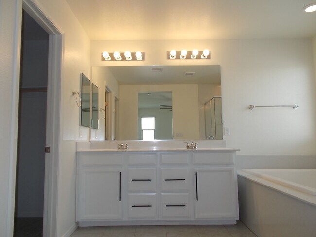 Building Photo - Modern Luxury Rental with Stunning Red Roc...