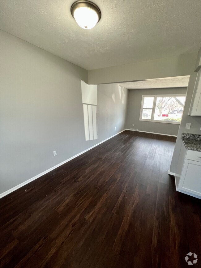 Building Photo - 6606 S 108th Terrace