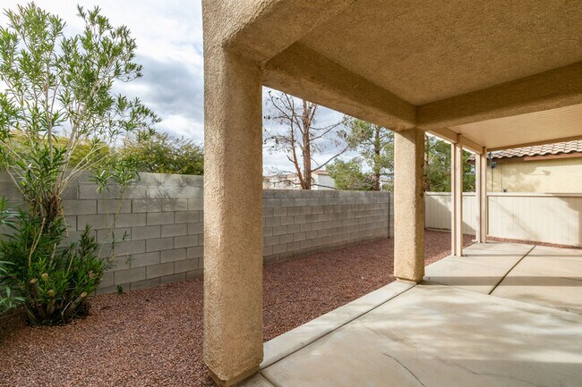 Building Photo - Charming 4 Bedroom, 3 Bathroom Home Near S...