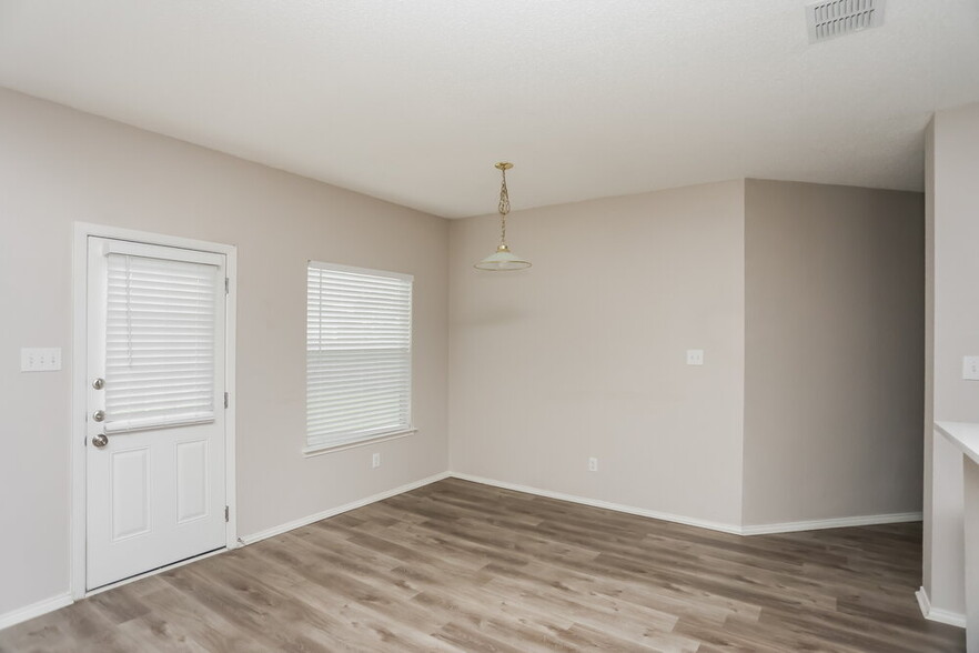 Building Photo - 1203 Hampton Dr