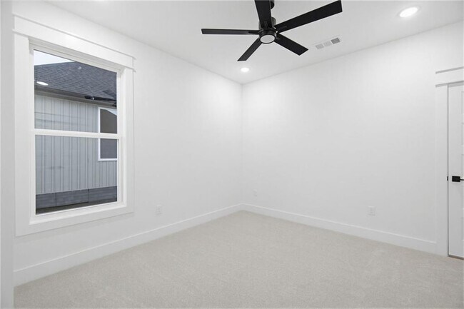 Building Photo - 431 Hedge Dr