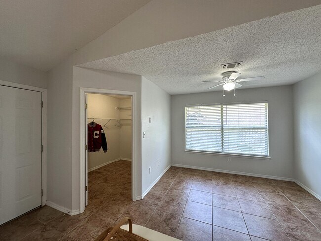 Building Photo - 147 Steeplechase Dr