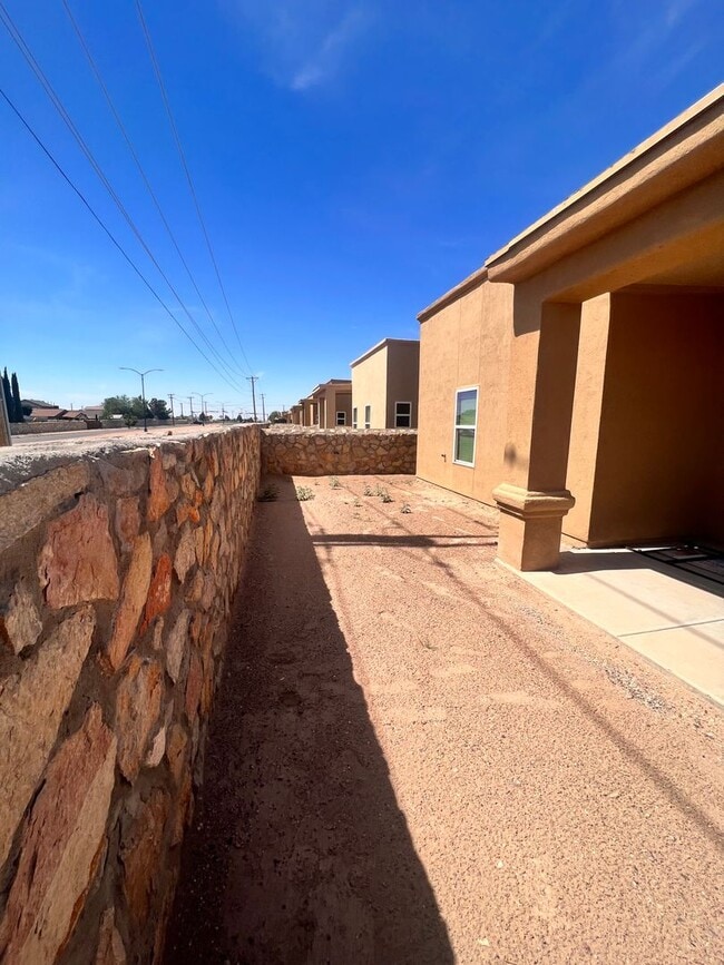 Building Photo - GORGEOUS EASTSIDE HOME OPEN HOUSE FRIDAY 0...