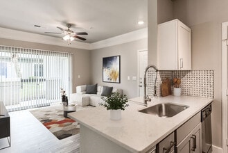 Building Photo - Stylish Living with 1 Month Free Rent!