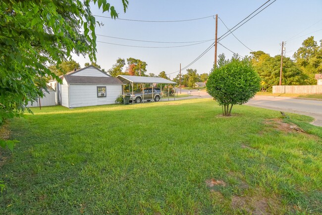 Building Photo - Adorable 3 Bed 1.5 in the Heart of Tyler!