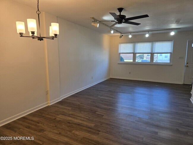 Building Photo - 140 Primrose Ln